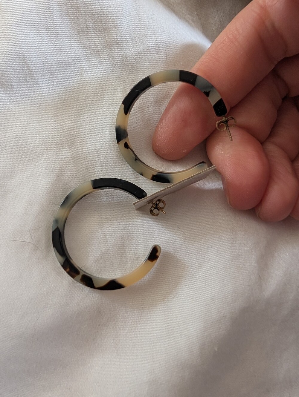 Baleen Tortoiseshell Hoop Earrings, Super Light - Picture 5 of 6